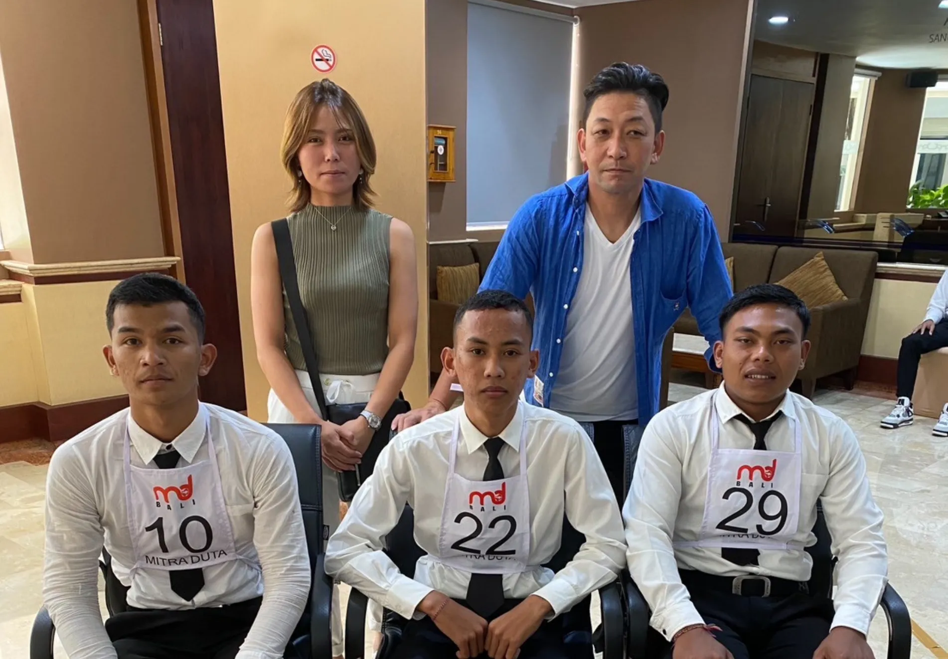 ミーティングで和やかに話す社員たち